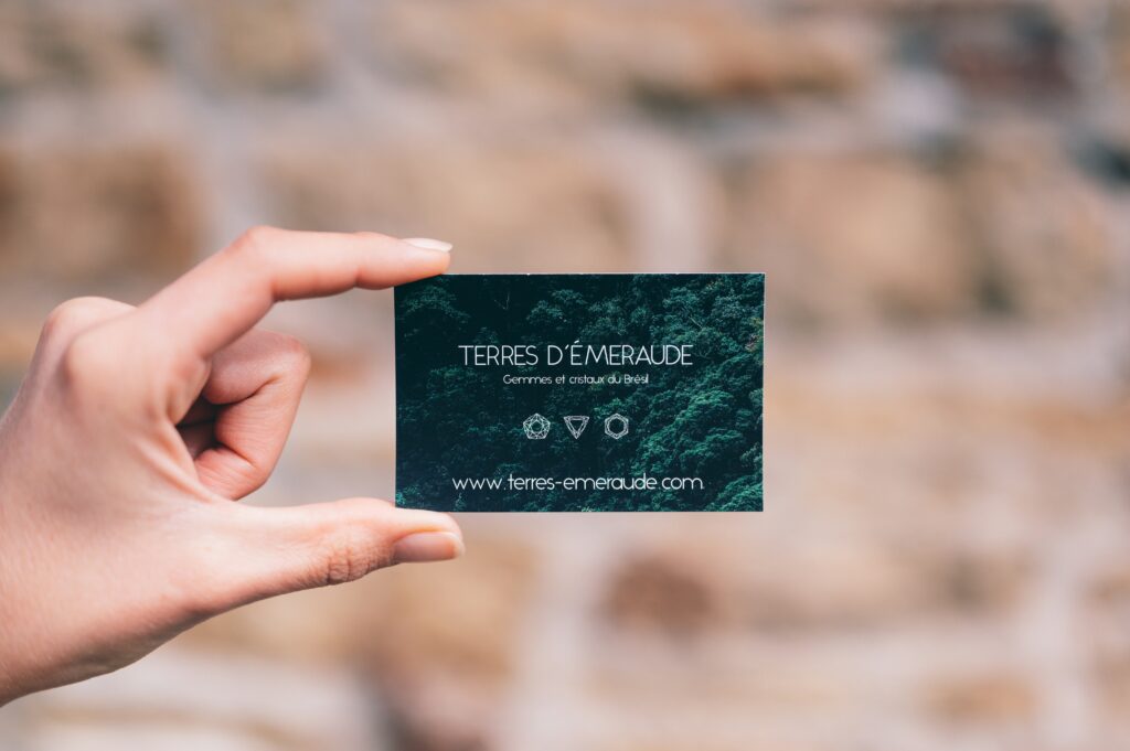 Exemple de carte de visite réalisé par Atelier Admin & Com – design épuré et couleurs terracotta